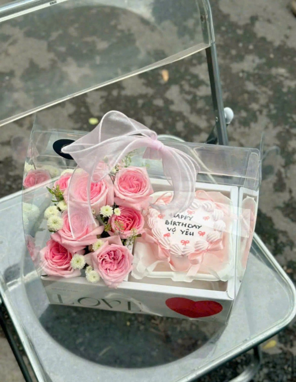 Bánh kem kèm hoa